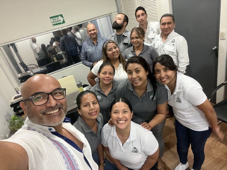 Luis Morales con el equipo de Industrias ANKLE