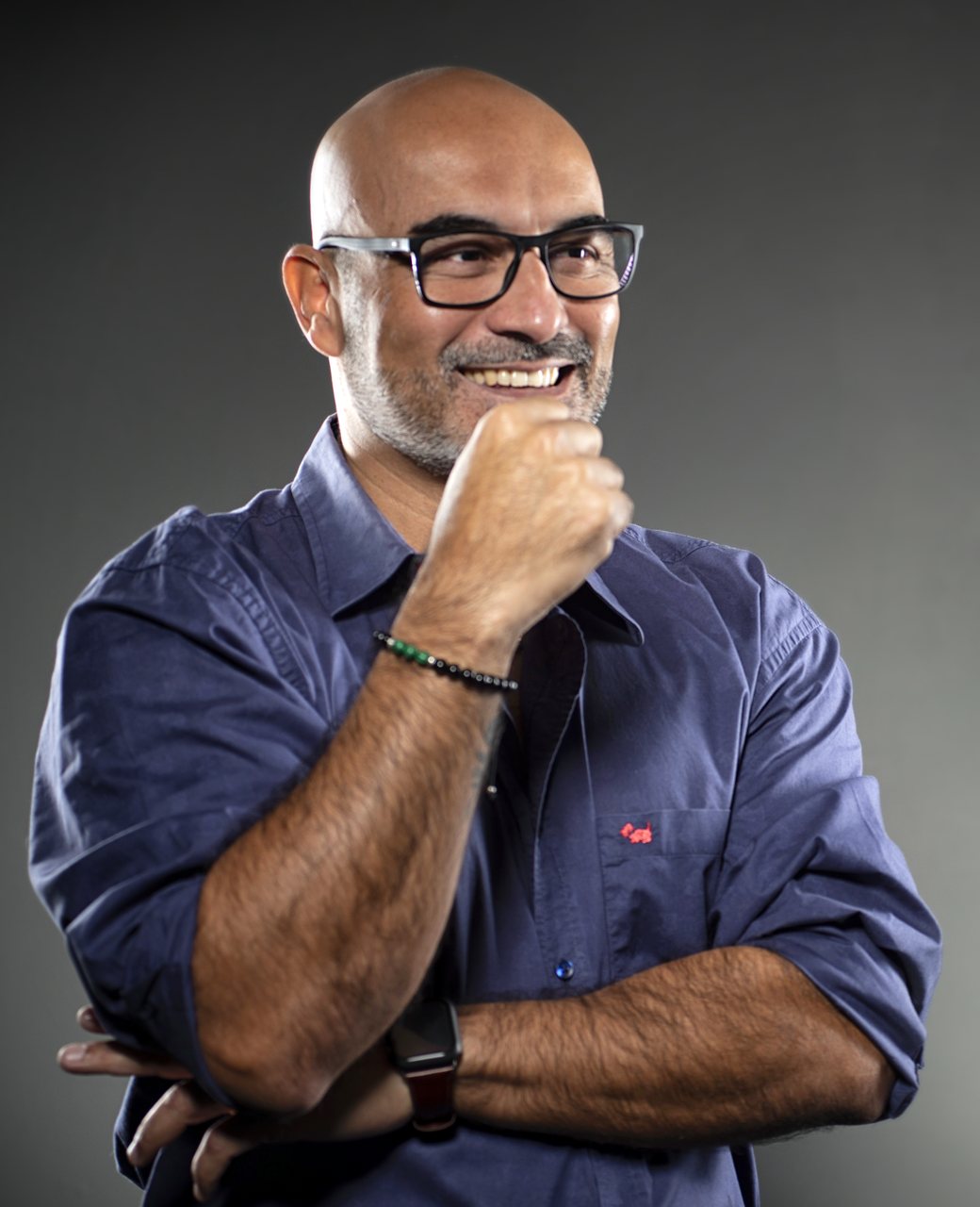 Luis Morales, sonriendo, con gesto reflexivo