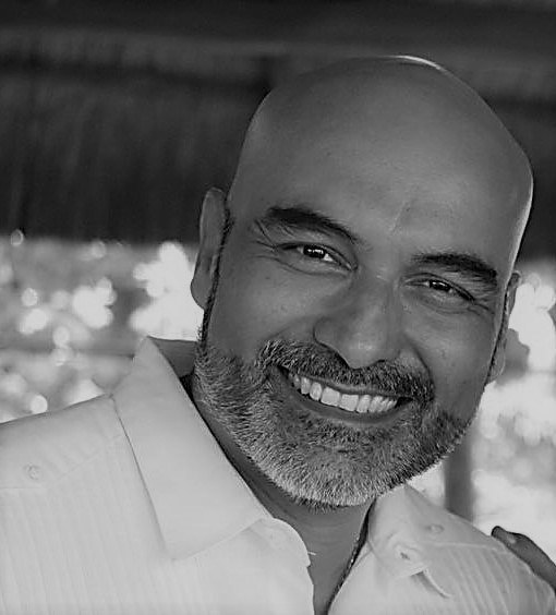 Retrato de Luis Morales en blanco y negro, sonriendo